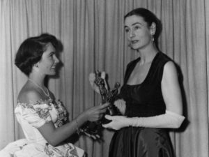 Elizabeth Taylor entrega o Oscar a Dorothy Jeakins