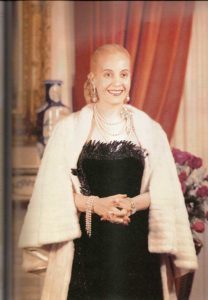 Eva_Perón_vestida_lujosamente